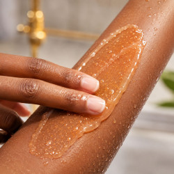 Carrot claryfiying shower gel applied on dark skin - Harmonie Exfoliating Shower Gel by QEI+ Paris Carrot claryfiying shower gel applied on dark skin - Harmonie Exfoliating Shower Gel by QEI+ Paris